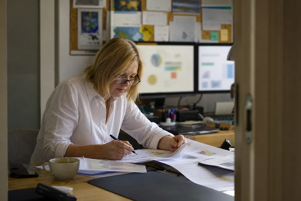 Doświadczona specjalistka od reklam pracuje przy dwóch monitorach