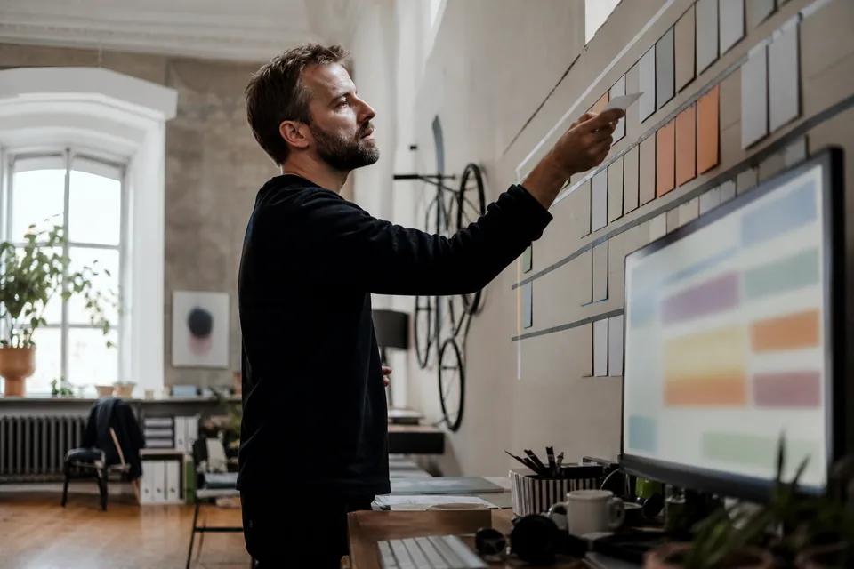 Marketer planuje tydzień pracy na monitorze z kalendarzem